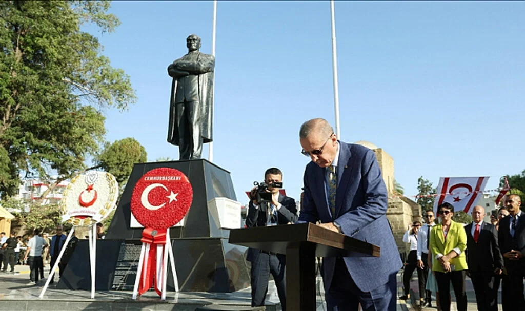 Cumhurbaşkanı Erdoğan, Lefkoşa'daki Atatürk Anıtı'nı Ziyaret Etti