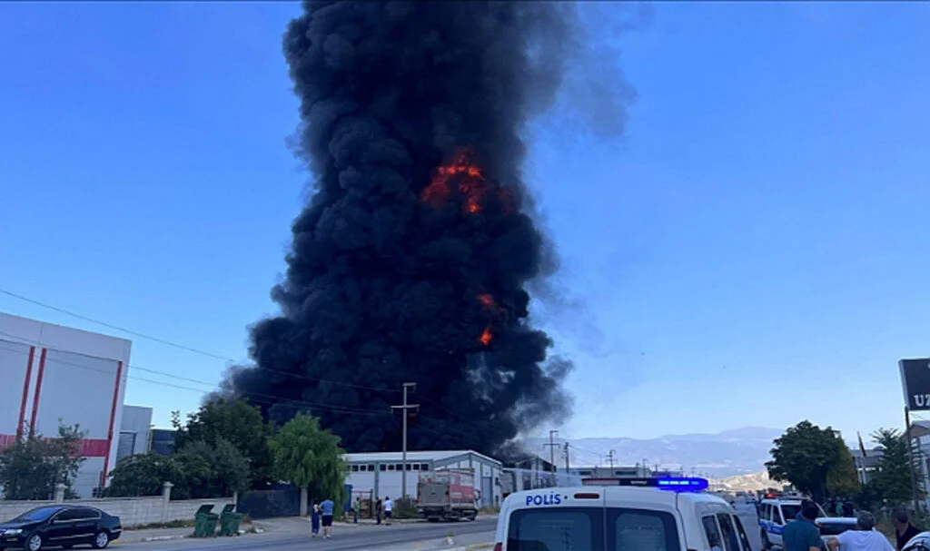 Denizli'de Geri Dönüşüm Depolama Tesisinde Yangın Çıktı