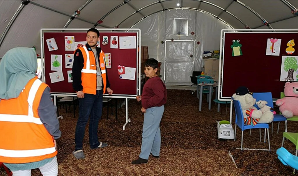 Deprem Bölgesinde Göreve Devam Edecek Öğretmenlerin Hizmet Puanları Artırılacak