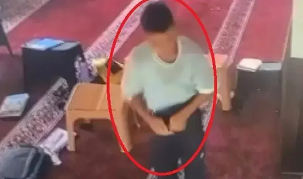 Dizüstü Bilgisayarı Pantolonuna Sokup Kaçacaktı! Kur'an kursunda Hırsızlık Kamerada 