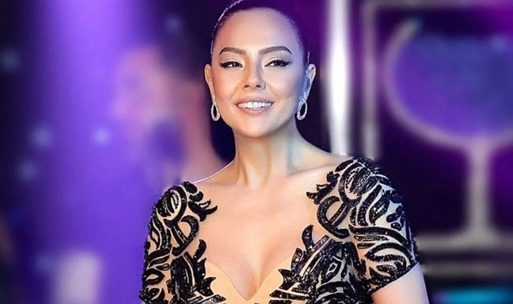 Ebru Gündeş sahnede neye uğradığını şaşırdı! Tülden elbisesi bir anda havalandı, kimse yardım edemedi