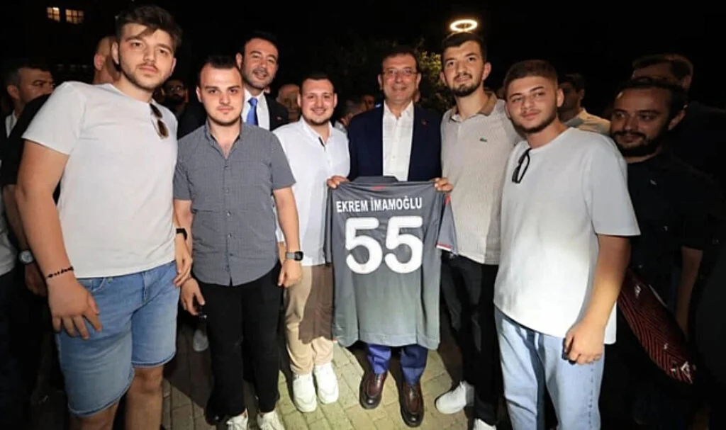 Ekrem İmamoğlu'na Atatürklü forma