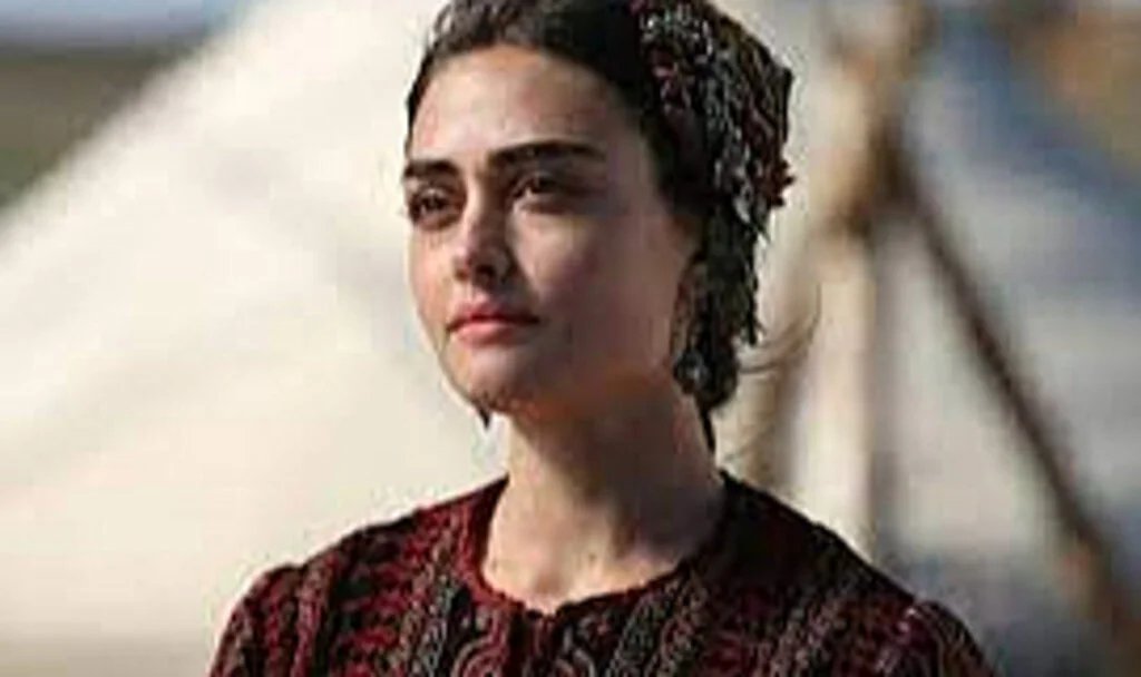 Esra Bilgiç Pozlarıyla Dikkat Çekti! "Halime Sultan Yaktın Buraları..."