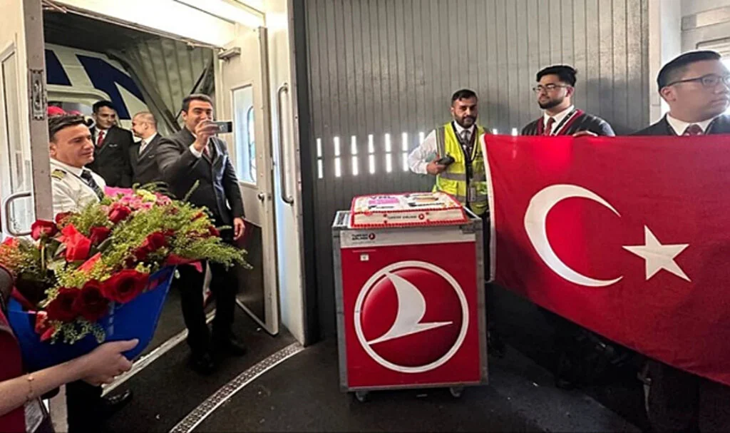 Filenin Sultanlarına Özel Uçuşta Pasta Kesildi