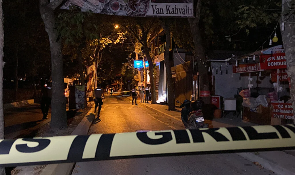 Genç şarkıcıya sahne çıkışı silahlı saldırı
