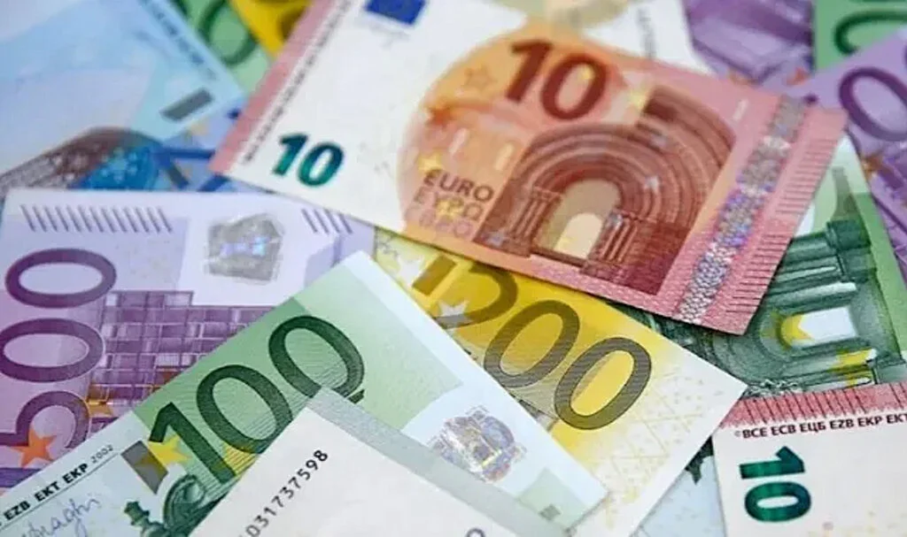 Geri Dönüşüm Kutusundaki Çantadan 688 Bin TL Çıktı