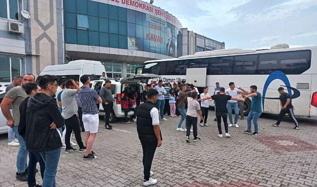 Güle oynaya askere gittiler