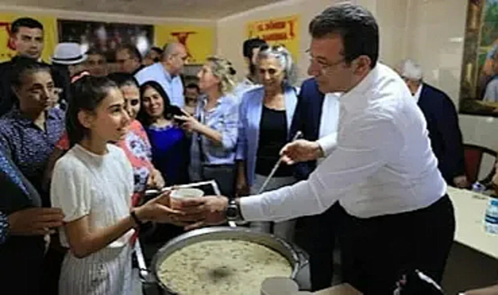 İmamoğlu, Alevi Vatandaşların Aşure Lokmasına Ortak Oldu