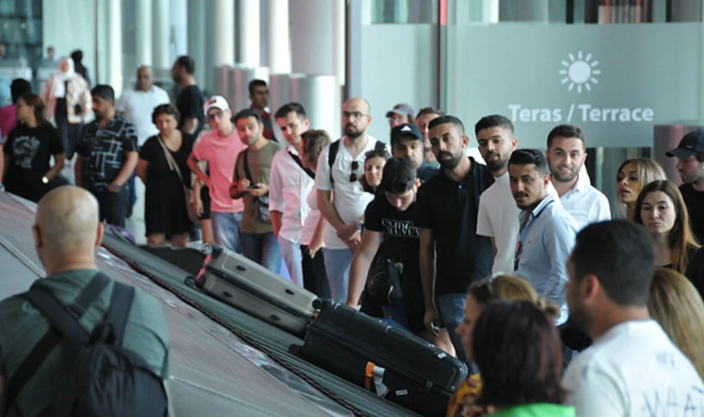 İstanbul Havalimanı’nda bayram dönüşü yoğunluğu sürüyor