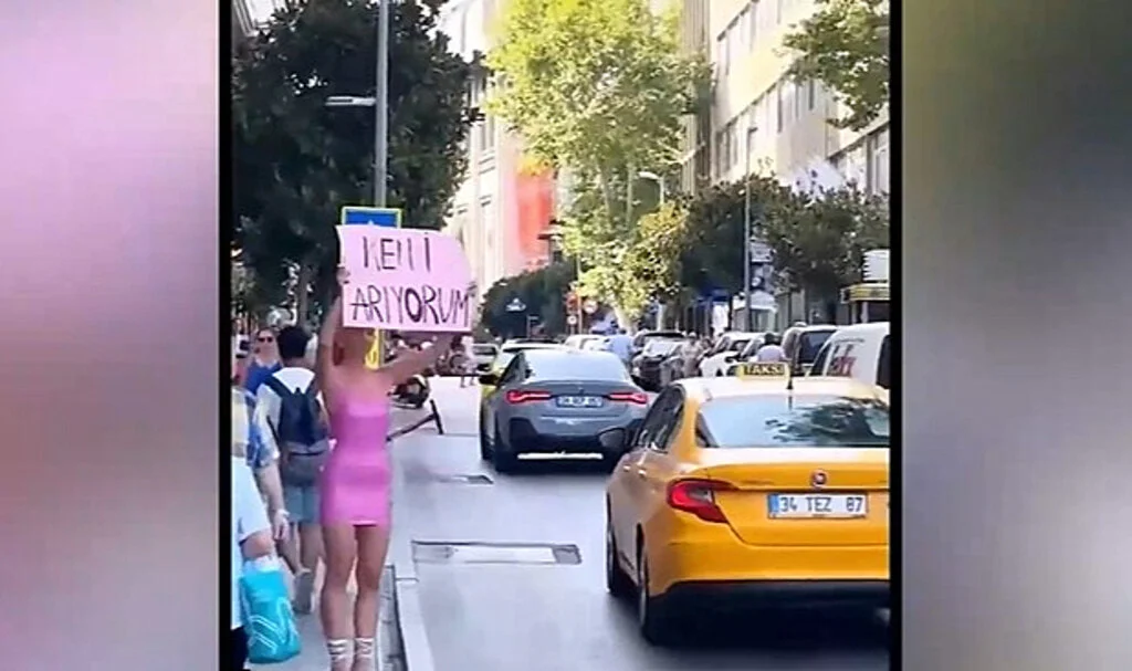 İstanbul Sokaklarında “Ken’i Arıyorum” Yazılı Pankartla Gezdi! Sosyal Medyada O Anlar Gündem Yarattı