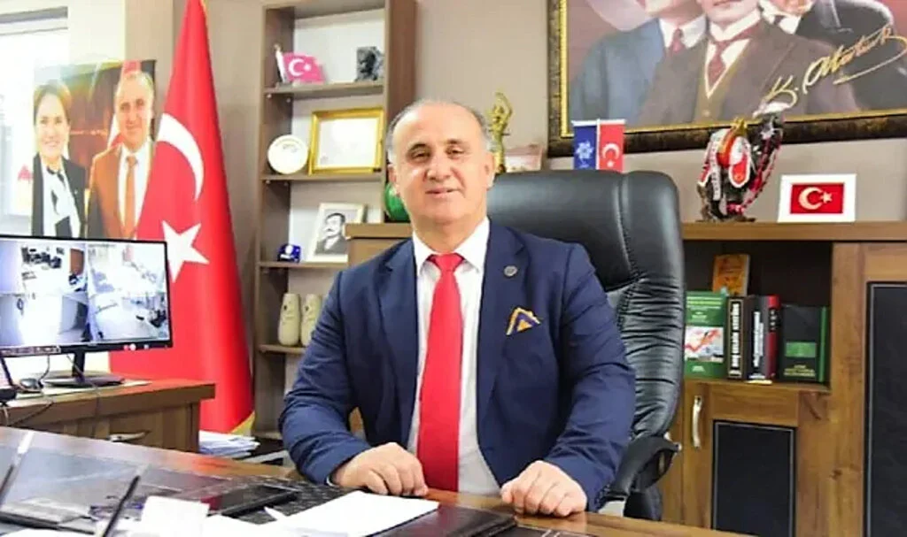İYİ Partili Belediye Başkanı İstifa Etti, AK Parti Rozetini Erdoğan Takacak