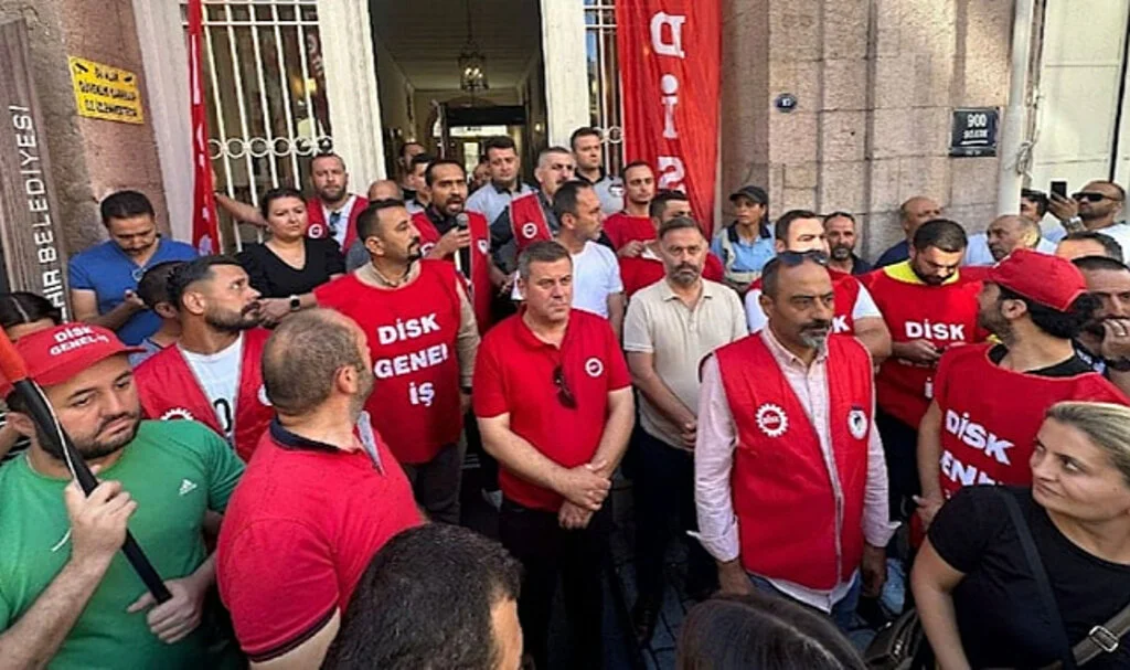 İzmir Büyükşehir Belediyesi İşçilerinden İş Bırakma Eylemi