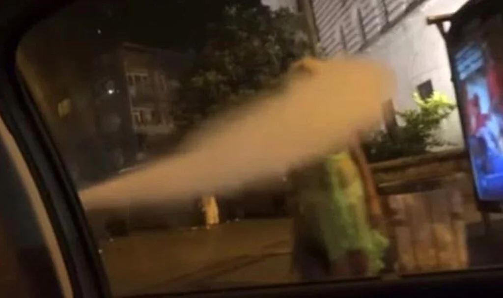 Kaldırımda bekleyen kadınlar üzerlerine yangın tüpü sıkmışlardı! Görüntülerdeki şahıslar yakalandı