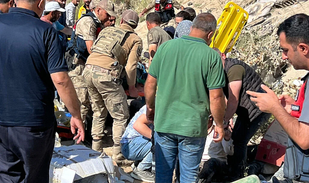 Kars'ta yolcu otobüsü Karakurt Viyadüğü'nden düştü! Ölü ve yaralılar var
