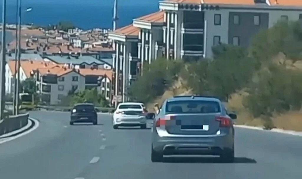 Kazaya Davetiye Çıkardı... Araba Kullanırken Ayağını Camdan Dışarı Çıkardı