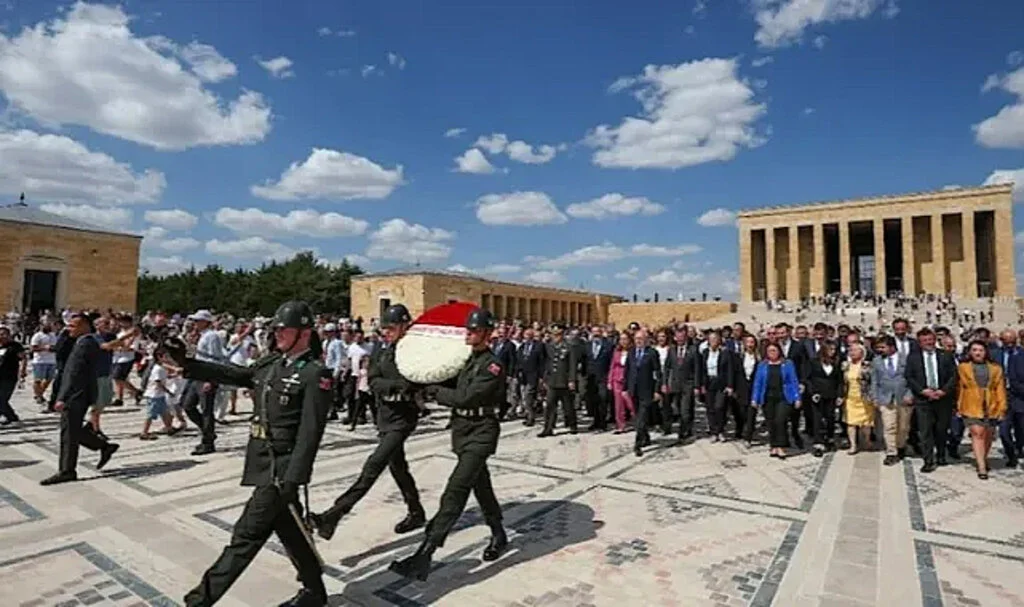 Kılıçdaroğlu, Anıtkabir’i Ziyaret Etti