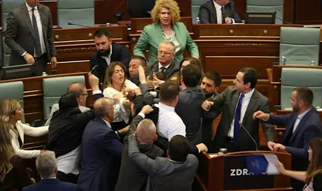 Kosova Meclisi Karıştı: Başbakana Şişe Fırlattılar