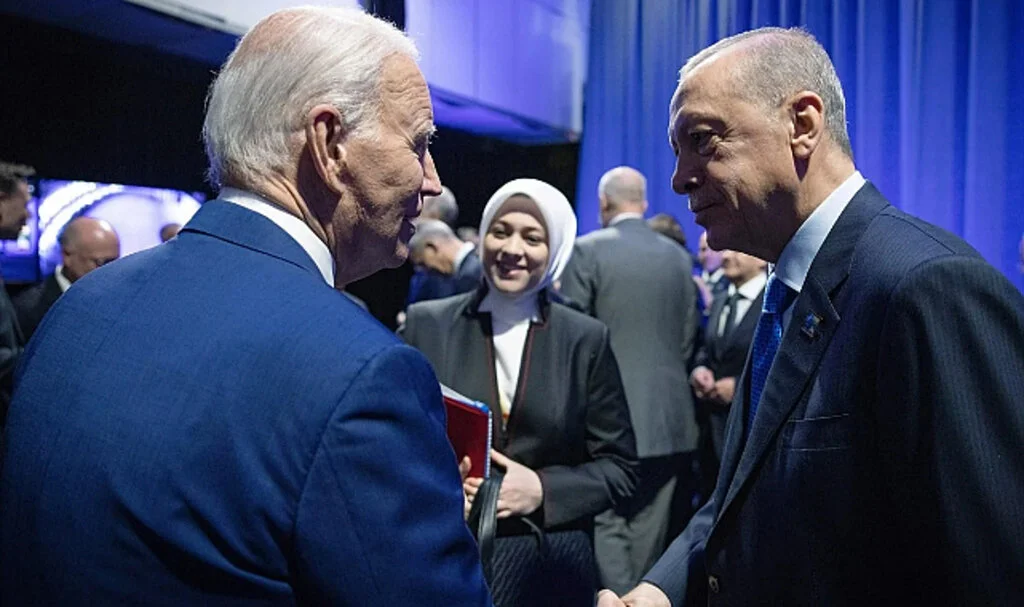 Kritik Görüşme Öncesi İlk Fotoğraf! Erdoğan ile Biden Ayaküstü Kısa Bir Görüşme Yaptı