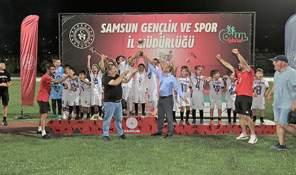 Küçük Dev Adamlar Kupalarına Kavuştu