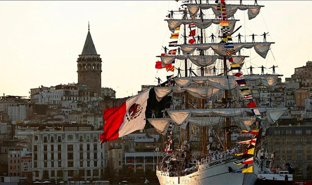 Meksika Donanmasına Ait Yelkenli Eğitim Gemisi "Cuauhtemoc", İstanbul Sarayburnu'na Ulaştı