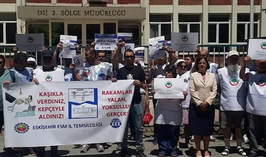 Memurlardan ‘Kaşıkla Verdiniz, Kepçe ile Aldınız’ Eylemi