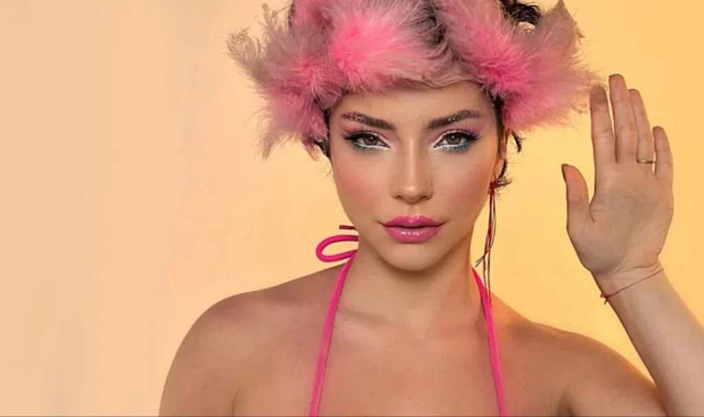 Merve Boluğur Barbie Akımına Uydu! Verdiği Pozlar Bir Hayli Beğeni Topladı