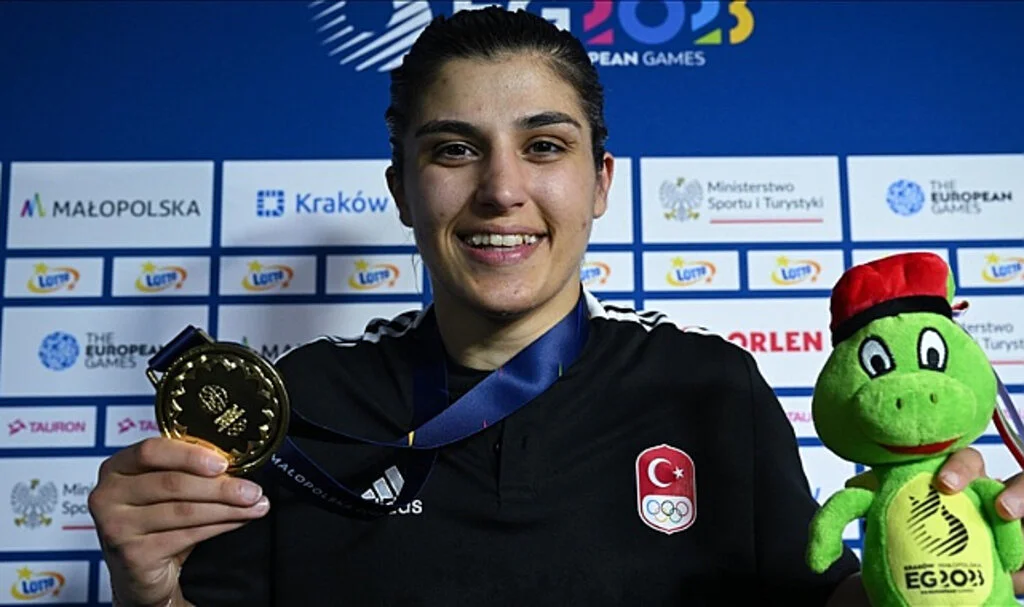 Milli boksör Busenaz Sürmeneli'den 3. Avrupa Oyunları'nda altın madalya