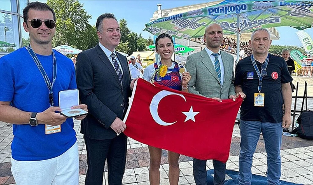 Milli kürekçi Elis Özbay, 23 yaş altında dünya şampiyonu oldu