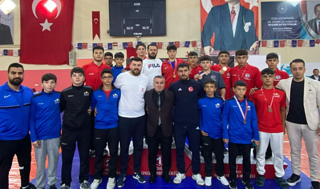 Minderin Tozunu Attılar