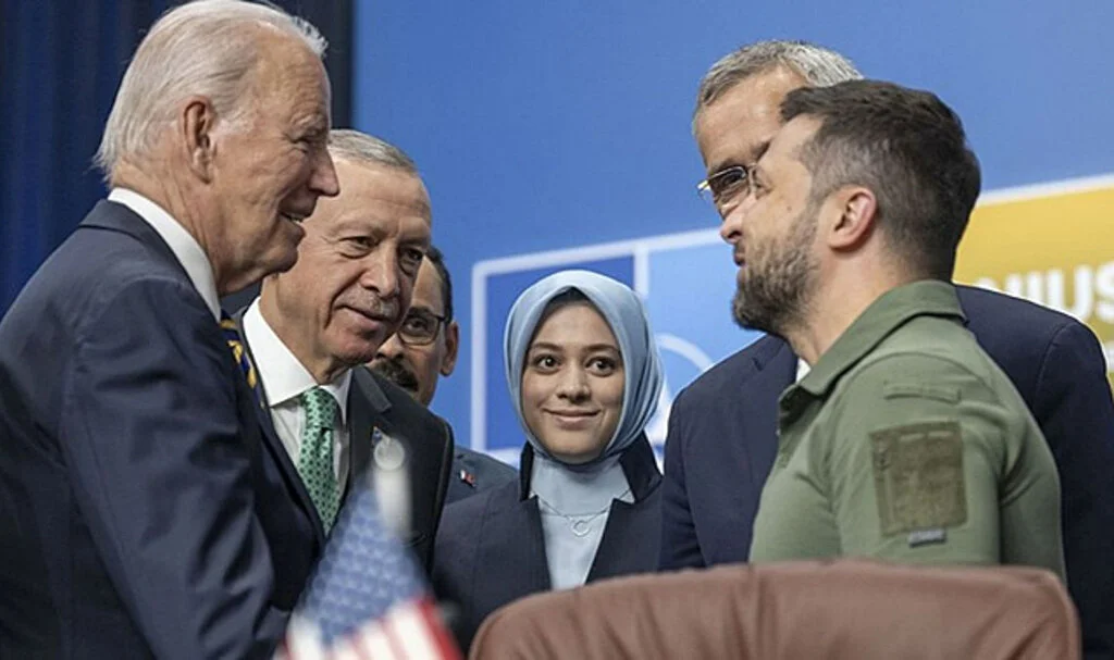 NATO Zirvesi Öncesinde Gülümseten Görüntüler! Erdoğan, Ülke Liderleriyle Ayaküstü Muhabbet Etti