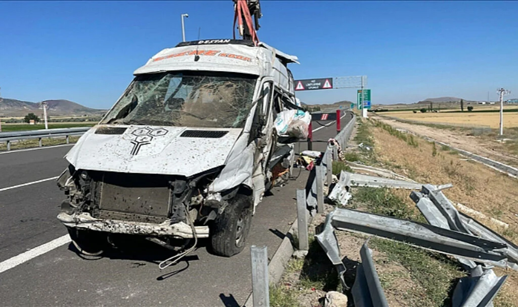 Nevşehir'de Devrilen Minibüsteki 24 Kişi Yaralandı
