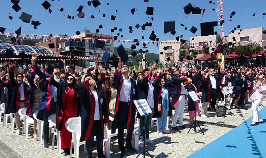 OMÜ'de 425 Yeni Mühendisin Mezuniyet Heyecanı