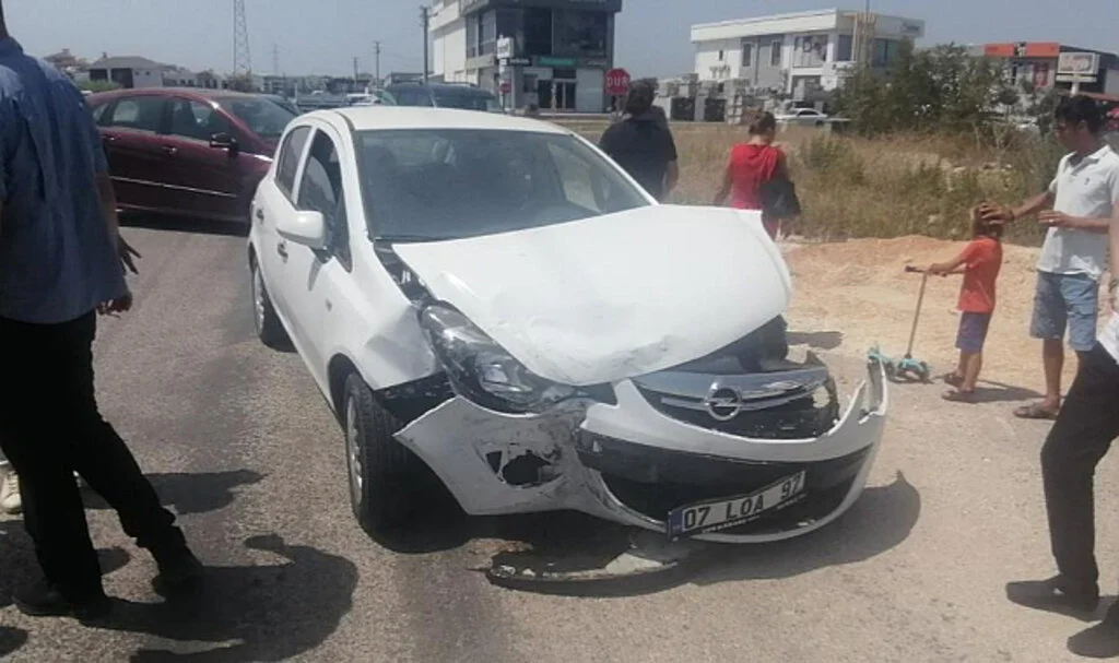 Otomobiller Çarpıştı, Yürüyen Gençler Ölümden Kıl Payı Kurtuldu