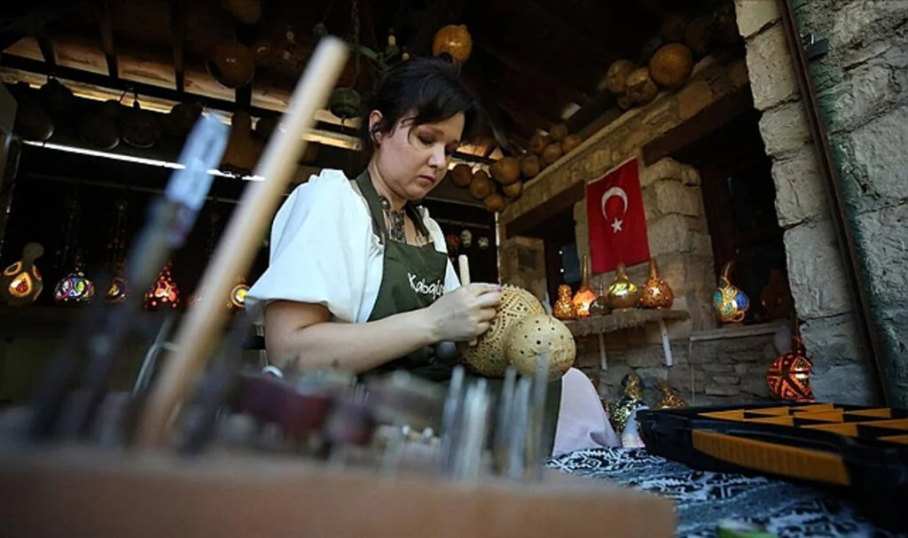 Rus gelin, kayınpederinden öğrendiği Türk el sanatını yaşatıyor
