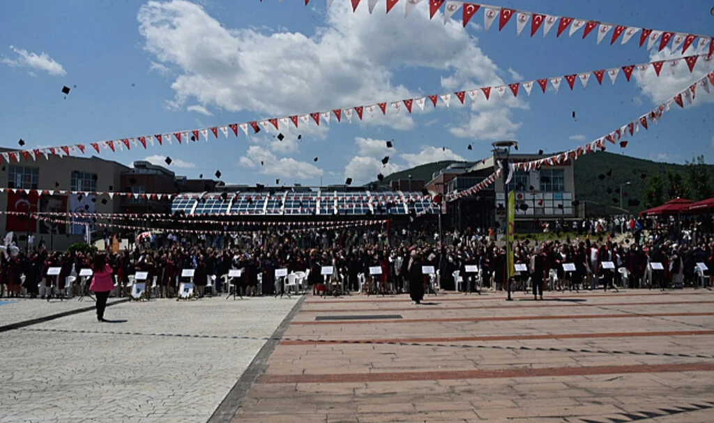 Sağlık Hizmetleri MYO’da Mezuniyet Heyecanı