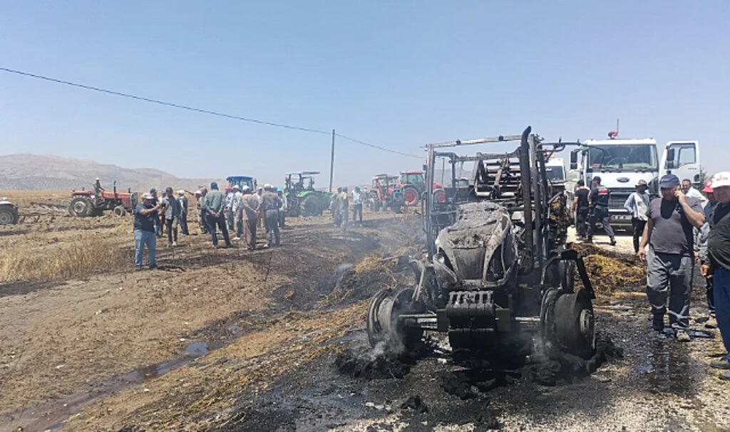 Saman yüklü traktörden sıçrayan alevler 30 dönüm ekili araziyi küle çevirdi