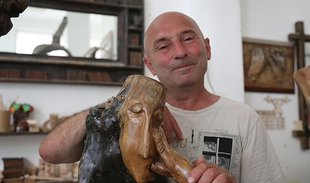 Samsun Atakum'da Denizden Gelen Ağaç Dallarını Sanat Eserine Dönüştürüyor