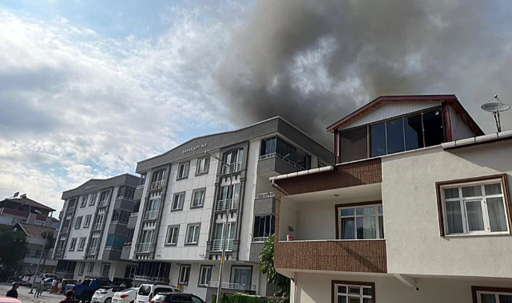 Samsun'da 4 Katlı Binada Çıkan Yangın Söndürüldü