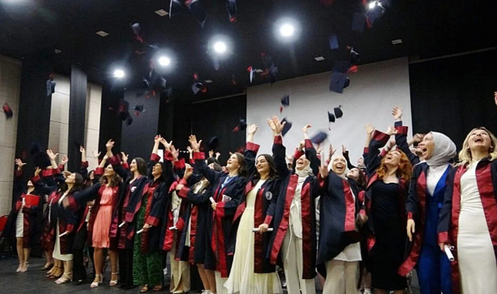 Samsun’da 50’li Yaşlarda Üniversiteyi Dereceyle Bitirdiler