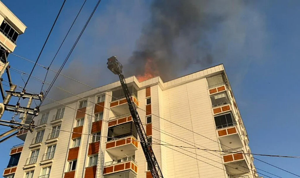 Samsun'da Apartmanda Yangın Paniği: Mahsur Kalan 1 Çocuk Kurtarıldı
