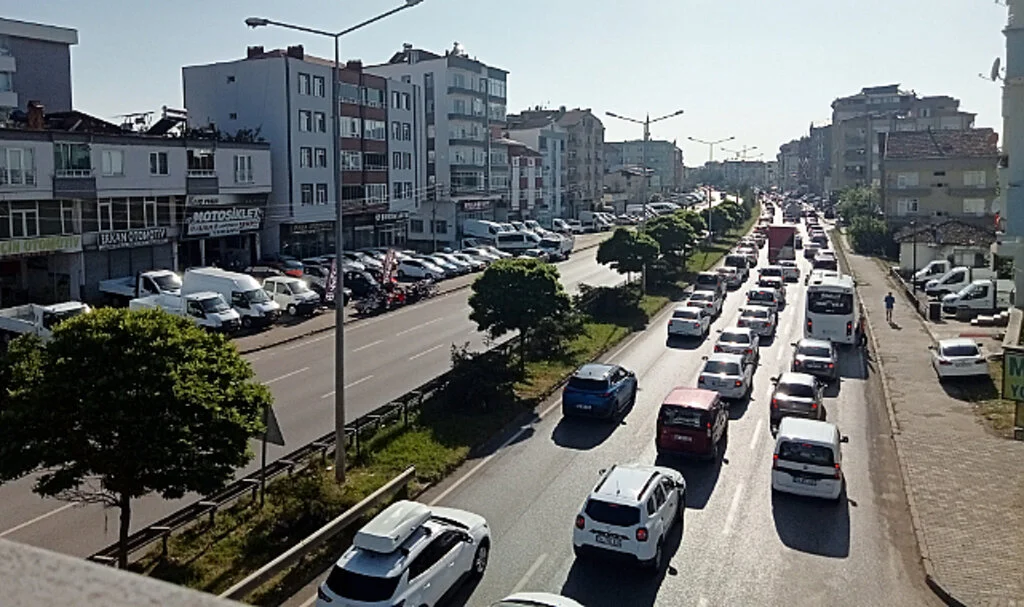 Samsun'da bayram tatili dönüşü trafik yoğunluğu yaşanıyor