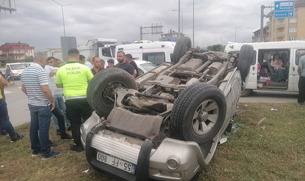 Samsun'da Çarpışan Kamyonetin ve Minibüsün Sürücüleri Yaralandı