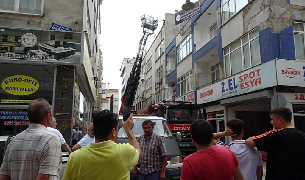 Samsun'da Çatı Katında Yangın