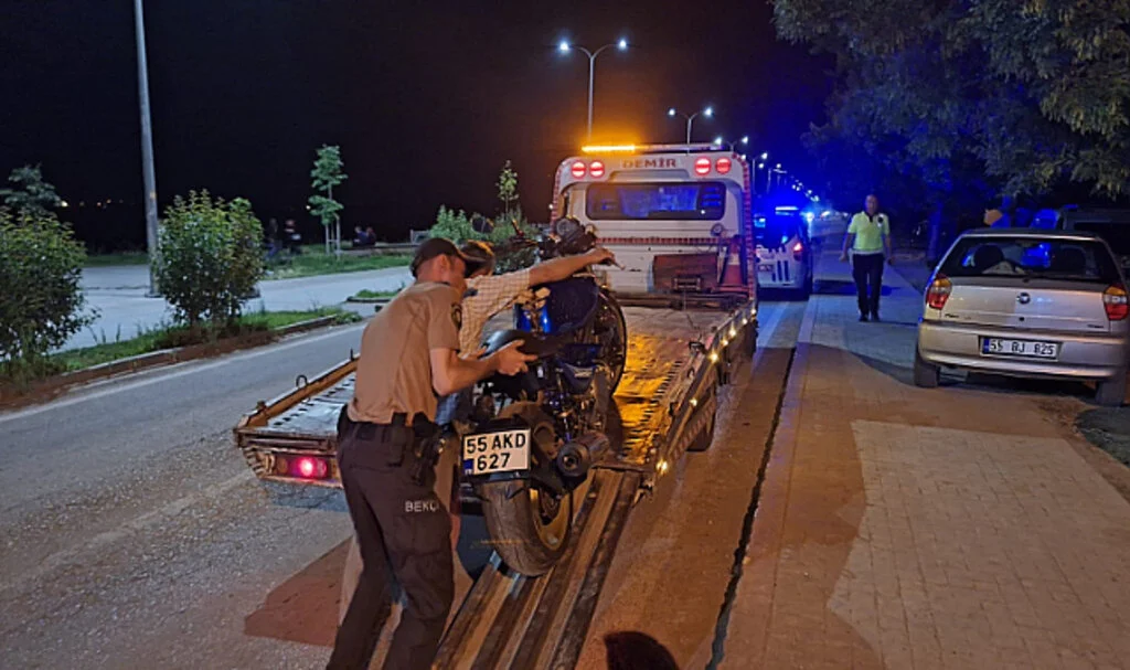 Samsun'da devrilen motosikletteki 2 kişi yaralandı