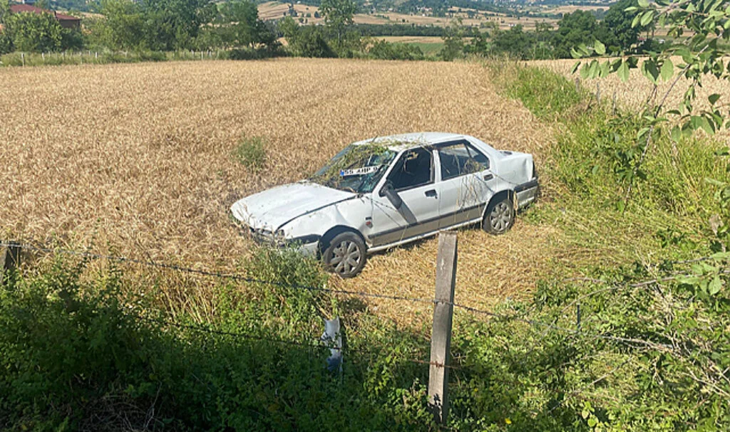 Samsun'da Devrilen Otomobilin Sürücüsü Yaralandı