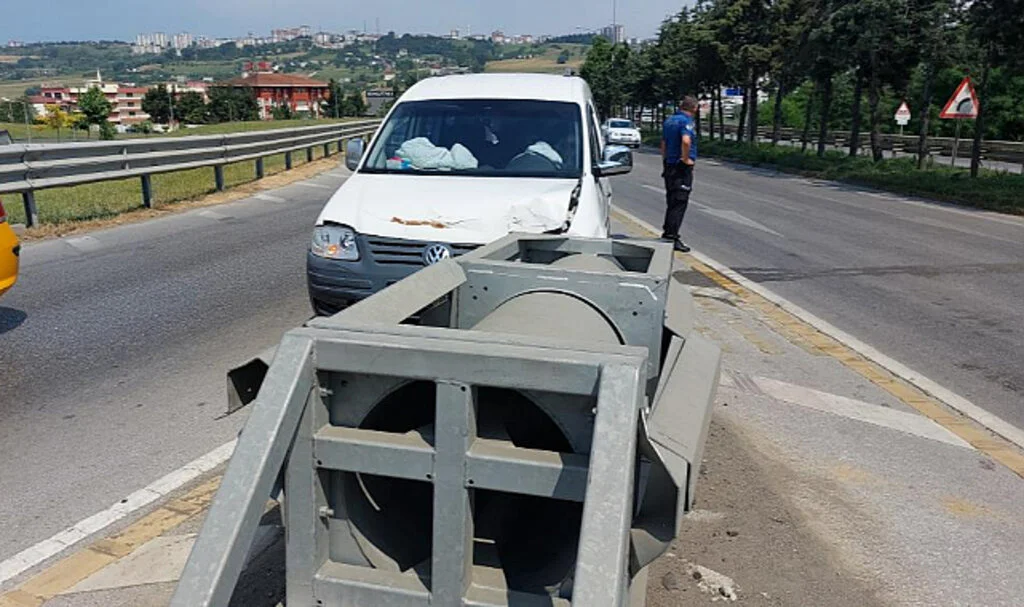 Samsun'da Hafif Ticari Araç Bariyere Çarptı: 5 Yaralı