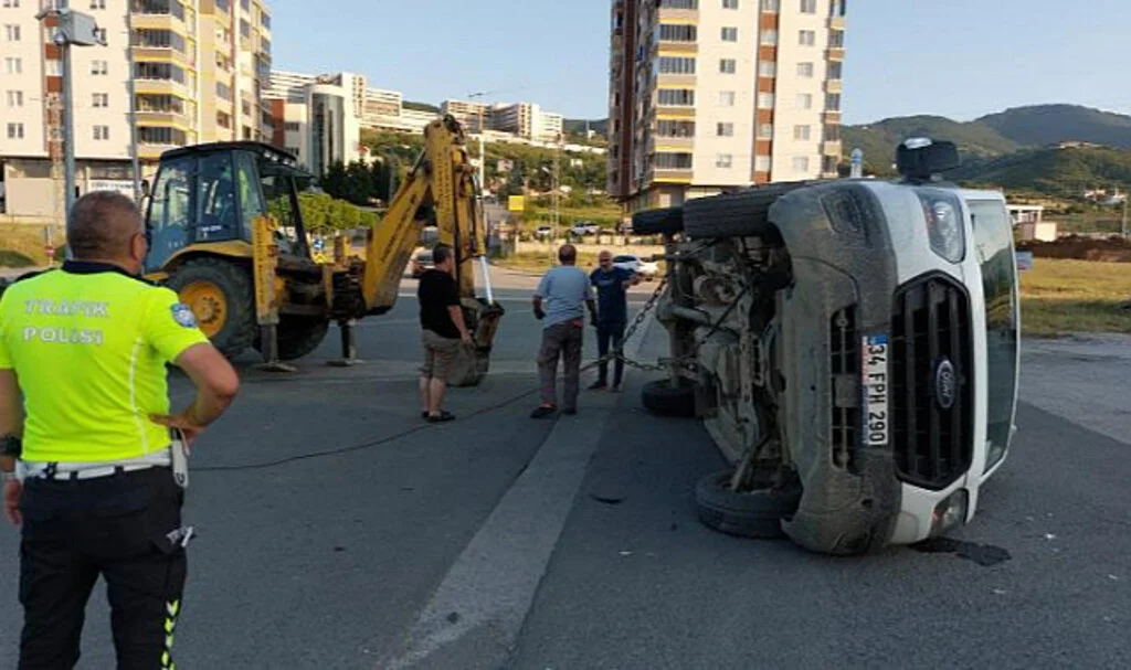 Samsun'da Hafif Ticari Araç ile Kamyonet Çarpıştı: 4 Yaralı
