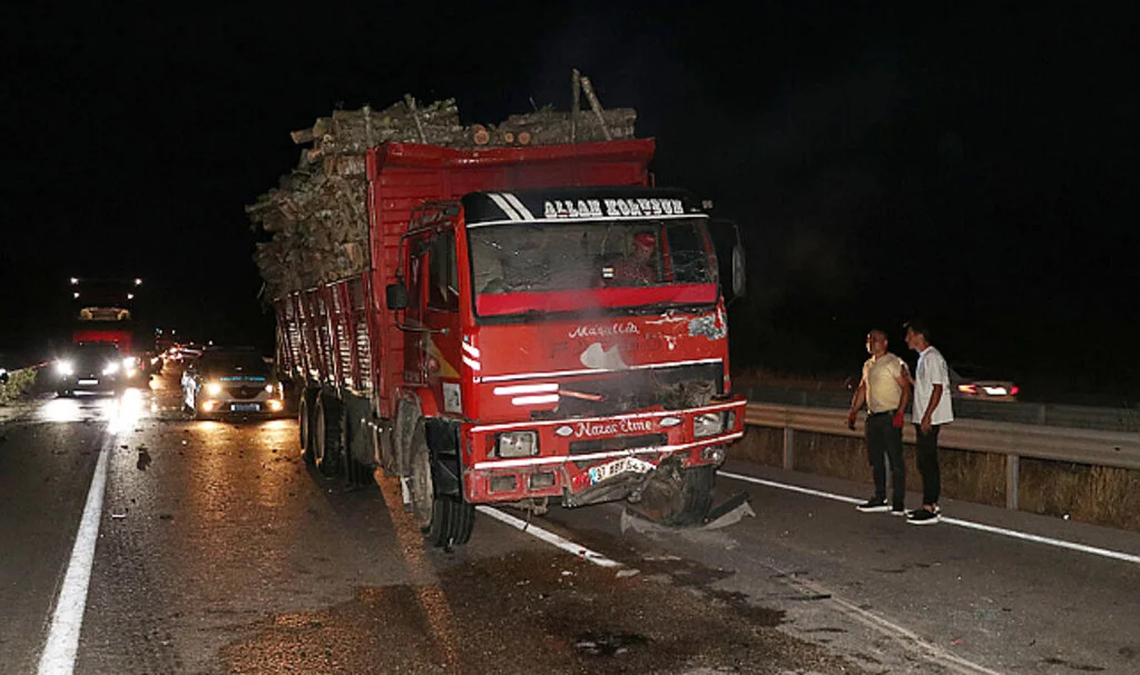 Samsun'da Hafif Ticari Araç, Tır ve Kamyonun Arasında Kaldı, 2 Kişi Yaralandı
