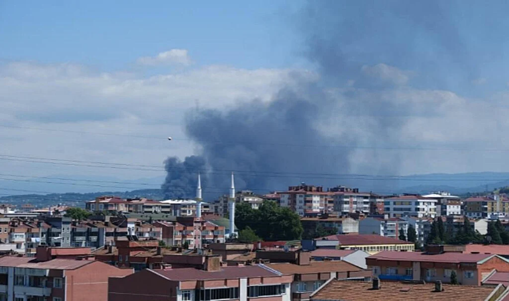 Samsun'da Hurda Lastik Deposunda Yangın