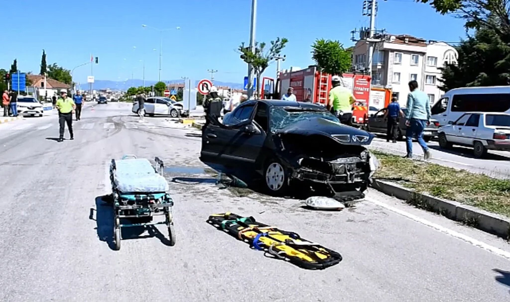 Samsun'da iki otomobil çarpıştı, 2 kişi yaralandı